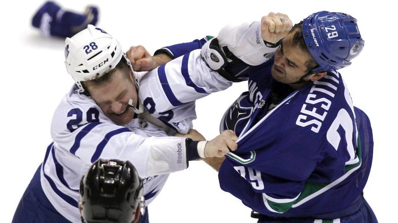 Tom Sestito in Colton Orr med pretepom