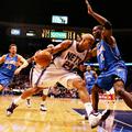 Richard Jefferson (New Jersey) skuša prodreti mimo Dwighta Howarda (Orlando).