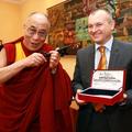 Štirinajsti dalajlama Tenzin Gyatso se je razveselil darila mariborskega župana 
