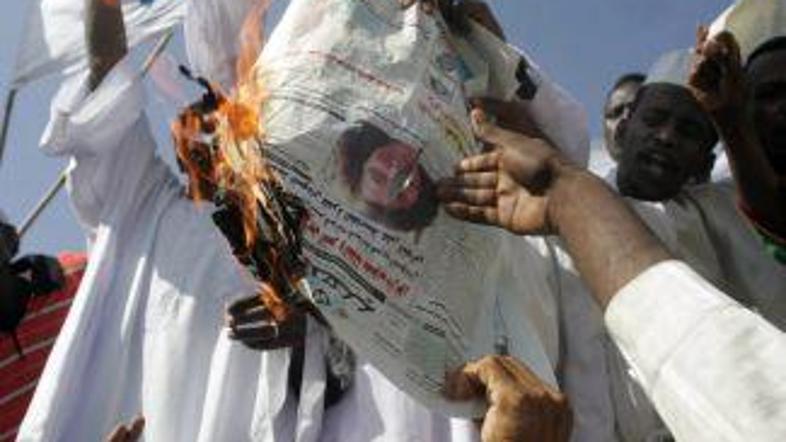 Smrt učiteljice Gibbons so še v petek zahtevali protestniki v Kartumu.