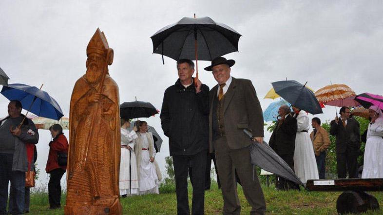 Dež ni čebelarjev prav nič motil, da se ne bi veselili nove pridobitve. (Foto: Č