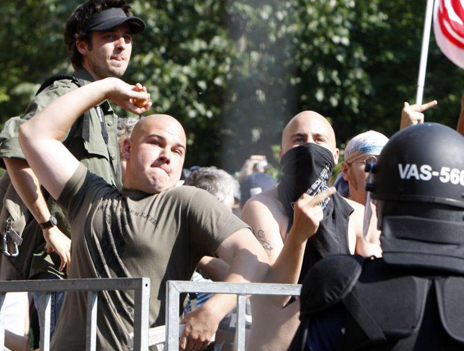 Na množico Parade ponosa v Budimpešti so skrajneži metali eksplozivna telesa, ja