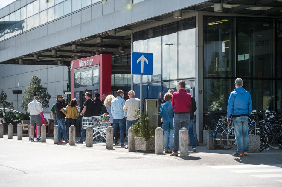 Vrste ljudi pred trgovino