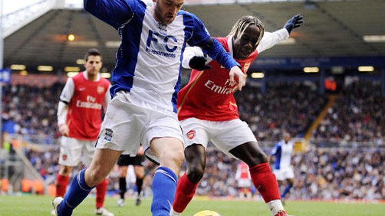 James McFadden se je boril z branilci Arsenala (na sliki z Bacaryjem Sagnajem).