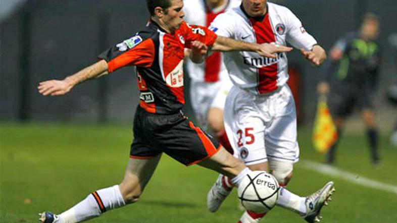 Jerome Rothen (PSG) v prodoru mimo Christophea Jalleta (Lorient).