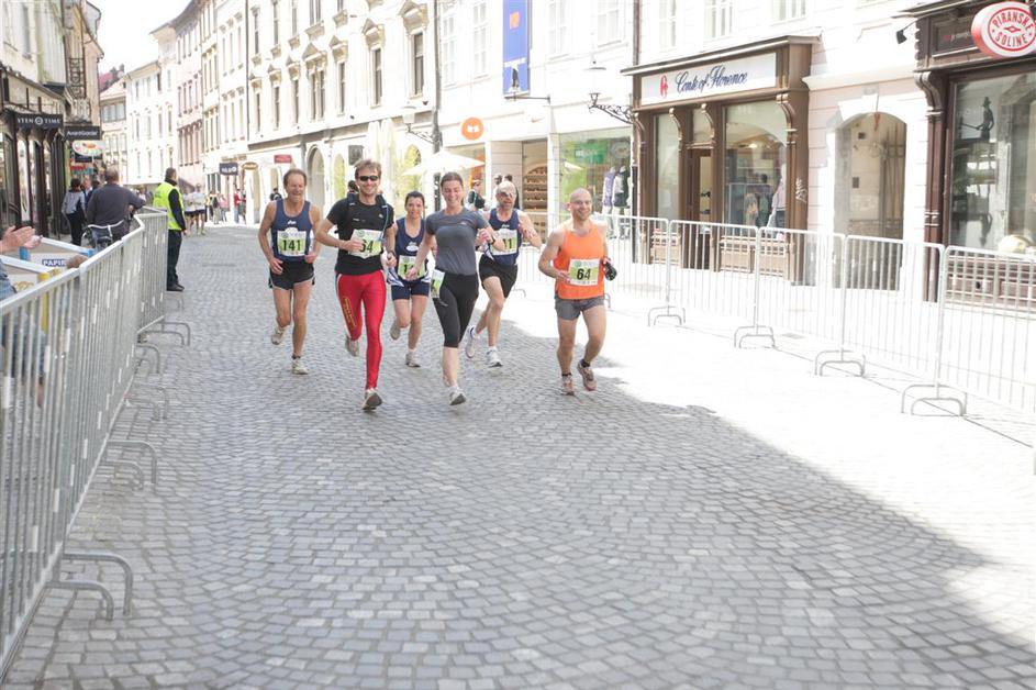 Če želite visokoresolucijsko fotografijo, nam pošljite elektronsko sporočilo na 