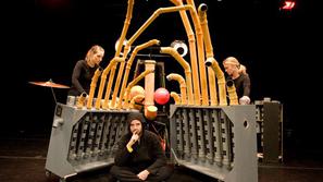 Predstava traja 60 minut in je primerna za otroke od 6. leta dalje. (Foto: LGL L