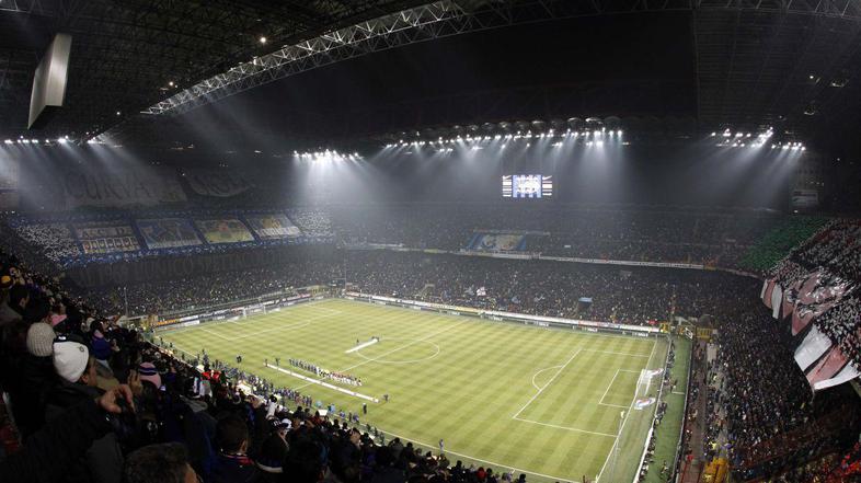 Srce 51-letnega navijača na velikem milanskem derbiju ni zdržalo. (Foto: Reuters