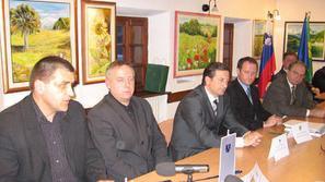Župani zgornje Gorenjske so ministra Karla Erjavca seznanili z nekaterimi najpom