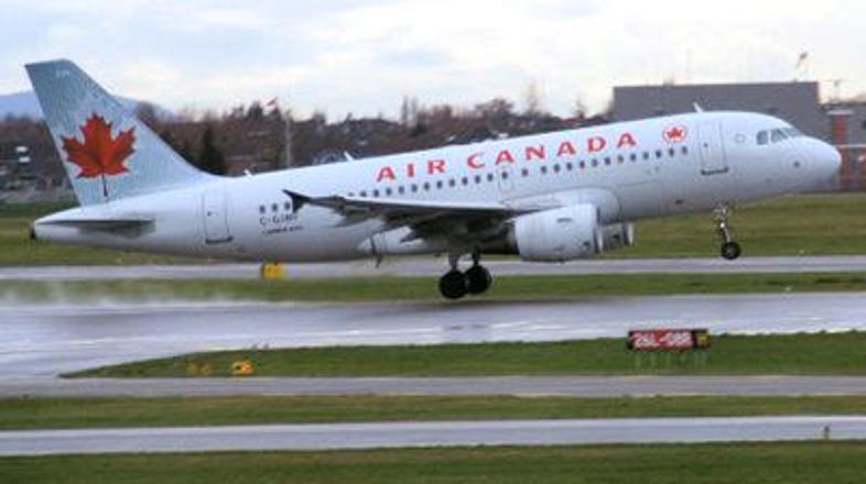 Kanadsko letalo je moralo zasilno pristati zaradi zračnih turbulenc, ki so poško