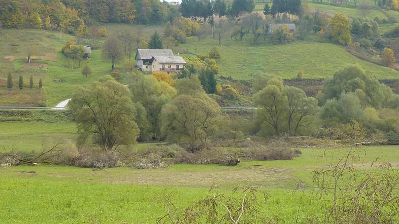 Takole je v teh dneh videti čiščenje brežine Sotle med Rogaško Slatino in Podčet