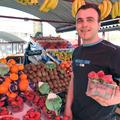 Nedžad Aldžić, prodajalec sadja na ljubljanski tržnici, finančno krizo opazi.