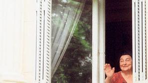 Jovanka Broz na oknu stanovanja, v katerem "začasno" živi že tri desetletja.