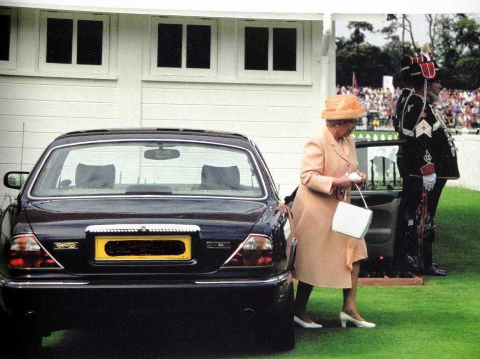 Kraljica Elizabeta II. in njen jaguar daimler V8 majestic. (Foto: Reuters)