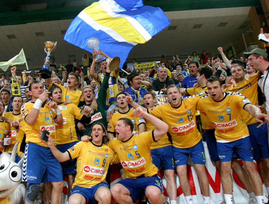 Koprčani so se prešerno in zasluženo veselili pokalnega naslova.