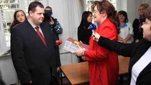 Direktor Splošne bolnišnice Brežice je podpise z veseljem sprejel, minister Maru