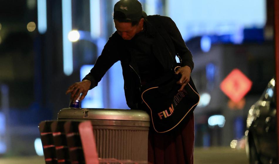 Nekoč je zvezdnica moškim kratila spanec, danes brska po smeteh