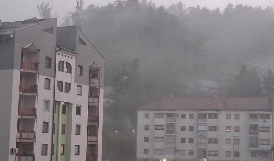 Tudi danes grozijo hude nevihte, Arso izdal oranžno opozorilo