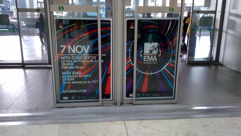 Madridsko letališče je polepljeno s plakati. (Foto: Izak Košir)