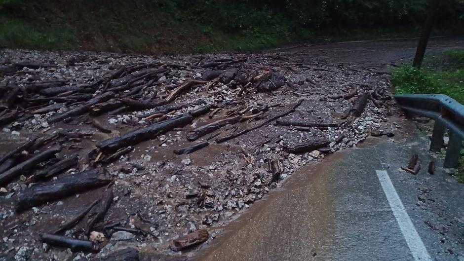 Podor na cesto, plaz zaprl cesto | Avtor: Jonatan Pusovnik