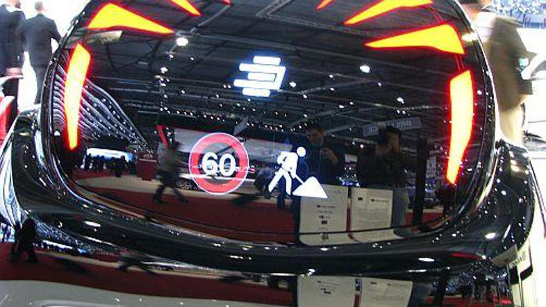 Avtomobil se premika s pomočjo elektromotorja z baterijskim kompletom, ki omogoč