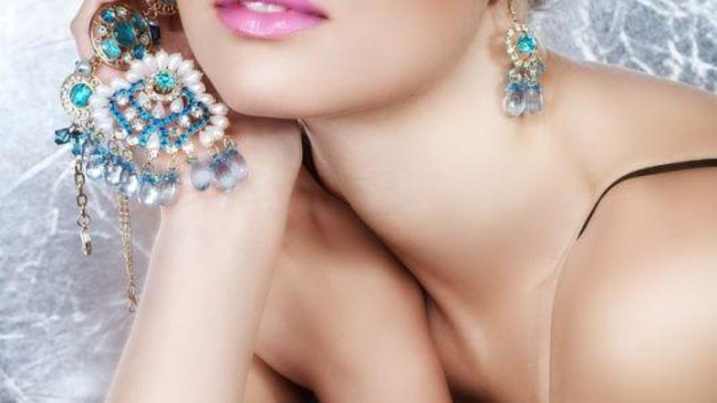 Uhani so dodatek za hitro popestritev videza. (Foto: Shutterstock)