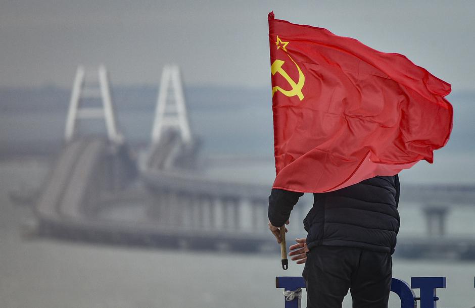 most na Krim sovjetska zastava | Avtor: Epa