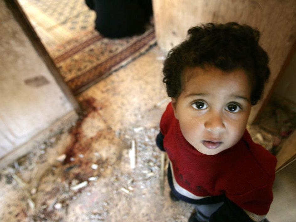 Palestinski deček v hiši, poškodovani v izraelskih napadih