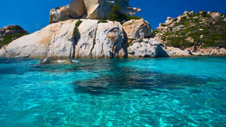 Maddalena vas čaka med Korziko in Sardinijo.