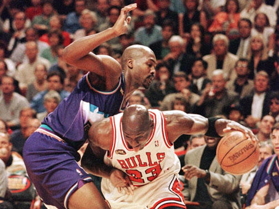 Bryon Russell (Jazz) in Michael Jordan (Bulls) v finalu lige NBA leta 1998.