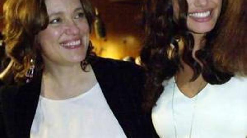 Angelinina mati je umrla za rakom na dojki leta 2007, zadnja leta svojega življe