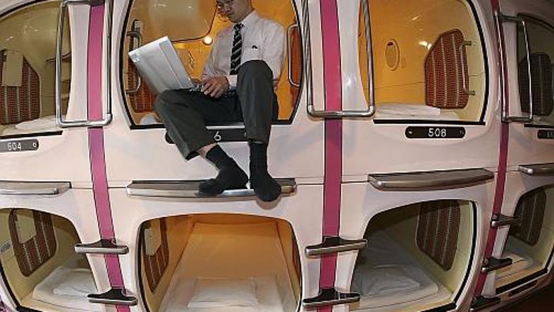 Prvi hotel kapsulo so odprli leta 1979 v Osaki, danes neredko v njih prespijo tu