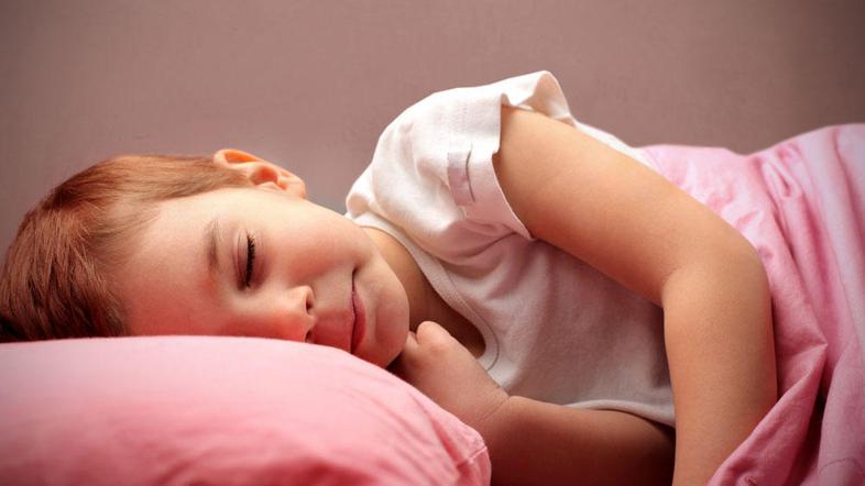 Dovolj ur spanja je pomembno za otrokovo zdravje. (Foto: Shutterstock)