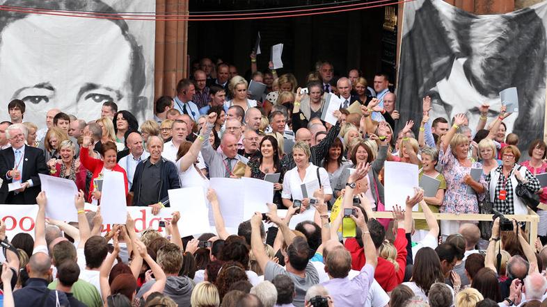 Veselje množice ob objavi Savillovega poročila. (Foto: Reuters)