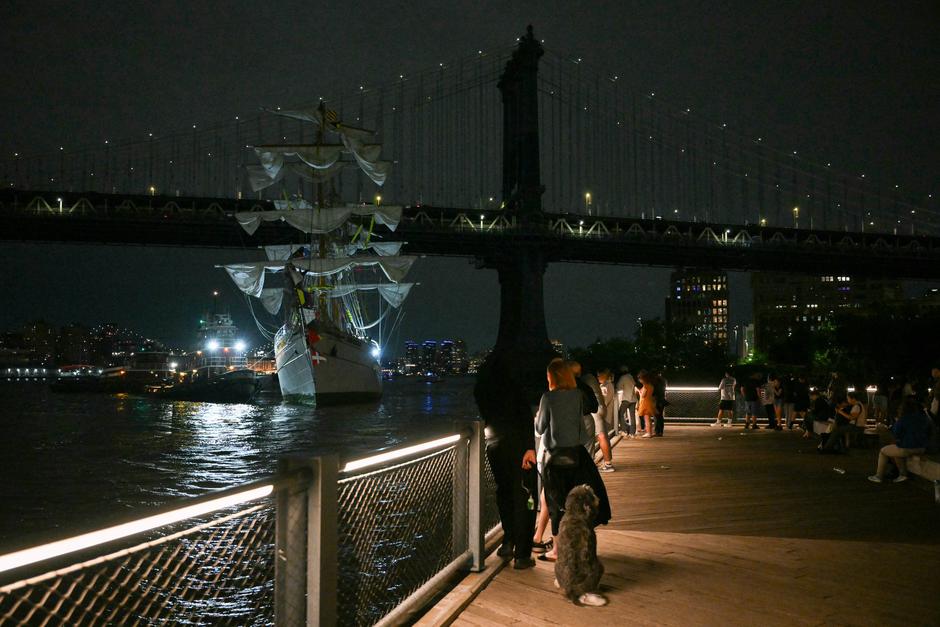 Jadrnica mehiške mornarice trčila v Brooklynski most | Avtor: Profimedia