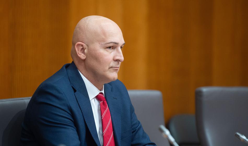 Nenavadno darilo prvošolčkom buri duhove: "Kdo jih bo pa naučil brati?"
