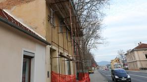 slovenija 14.01.14. hisa ob mariborski cesti predvidena za rusenje, romi Koprivs