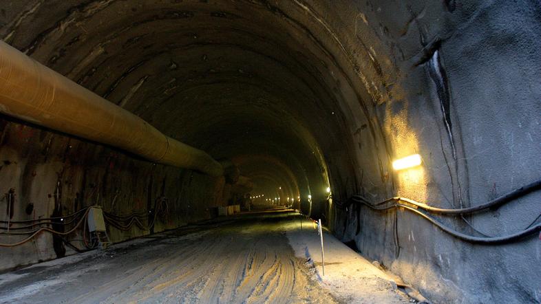 Dela na predoru so popolnoma zastala zaradi neplačanega zavarovanja in neizplači