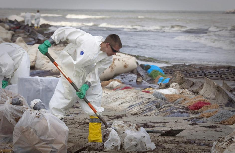 Tudi po zamašitvi vrtine čaka še veliko čiščenja. (Foto: Reuters)