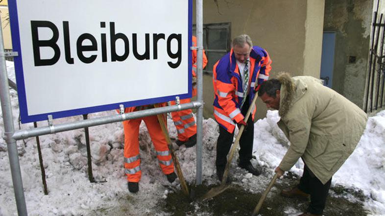 Leta 2006 je Jörg Haider skupaj z Gerhardom Dörflerjem prestavljal enojezične ta