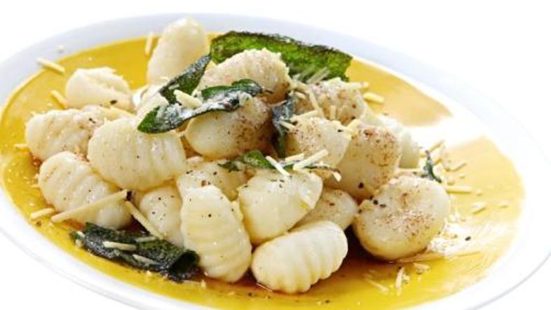 Žajbelj hitro popražite na maslu in prelijte krompirjeve njoke.