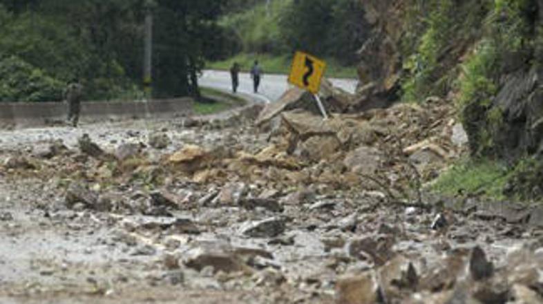 Skale, ki so zasule cesto v bližini Bogote, so ubile šest ljudi.
