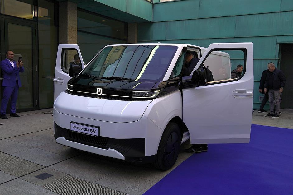 farizin V6E in farizon SV | Avtor: Matija_Janežič