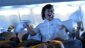 Stevardesa je poskrbela za zabavo na letalu. (Foto: YouTube)