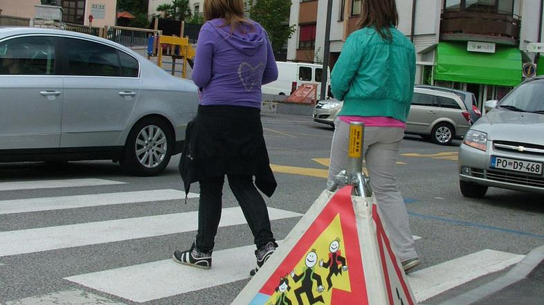 Otroke bodo do 8. septembra na poti v šolo in domov varovali policisti, redarji 