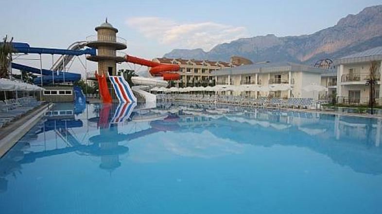 Queen Elizabeth na goste čaka na trdnih turških tleh.