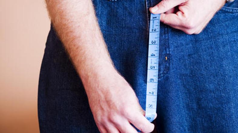 Povprečen penis meri dobrih 13 centimetrov. Erektiran seveda.