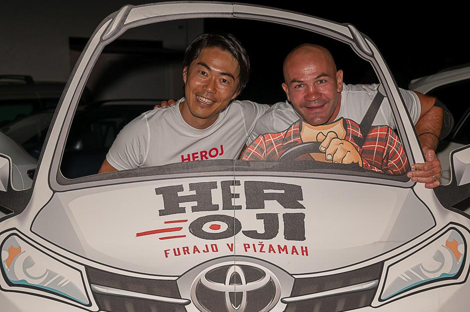 Heroji furajo v pižamah, Toyota Adria