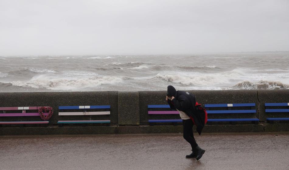 Nevihta Amy dosegla Evropo in terjala smrtno žrtev