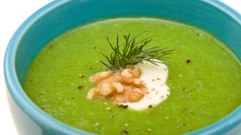 Okrasite jo z brokolijevimi cvetki in na kocke narezanim paradižnikom.